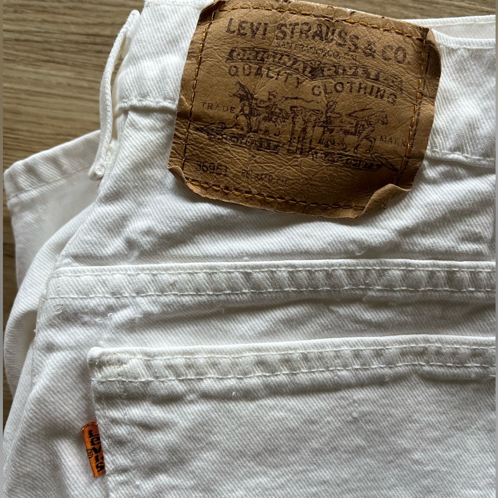 levi shorts with orange tag